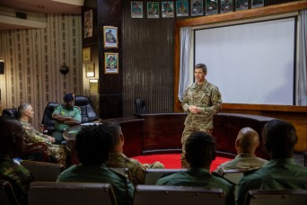 U.S., Sierra Leone soldiers discuss military public affairs